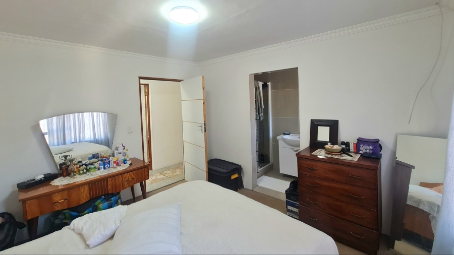 5 Bedroom Property for Sale in Hornlee East Western Cape
